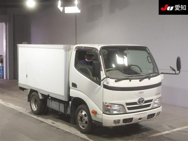 Toyota DYNA box truck < 3.5t