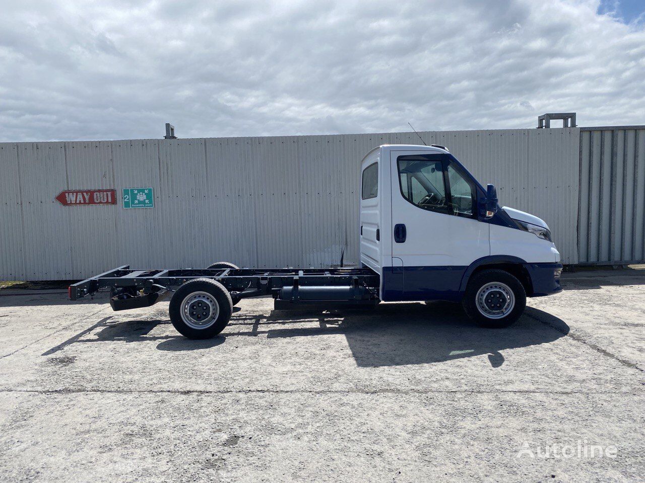 new IVECO Daily 35 NP chassis truck < 3.5t