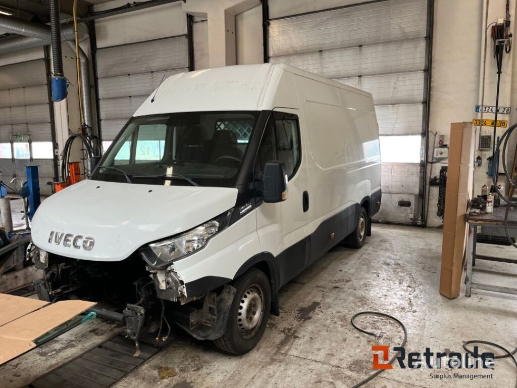 الميكروباصات شاحنة مقفلة IVECO 35 S 14 Daily