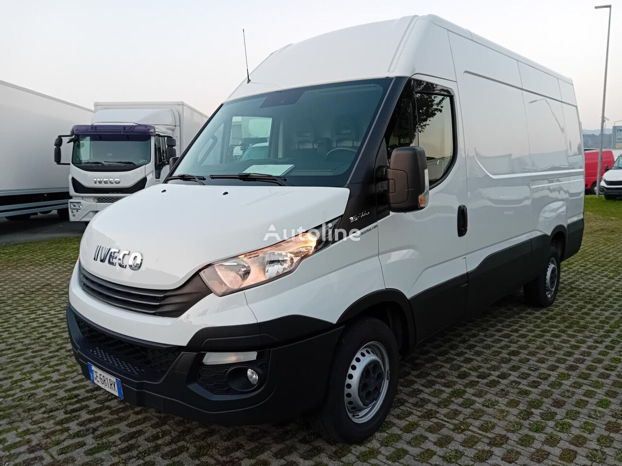 الميكروباصات شاحنة مقفلة IVECO DAILY 35S14 AT8