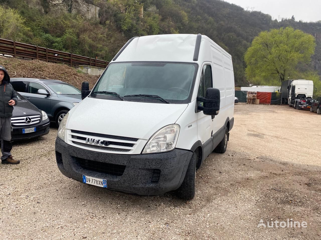 الميكروباصات شاحنة مقفلة IVECO Daily