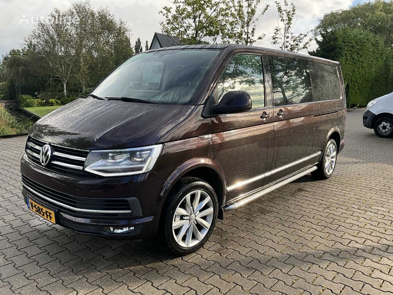 Volkswagen Caravelle / Transporter closed box van