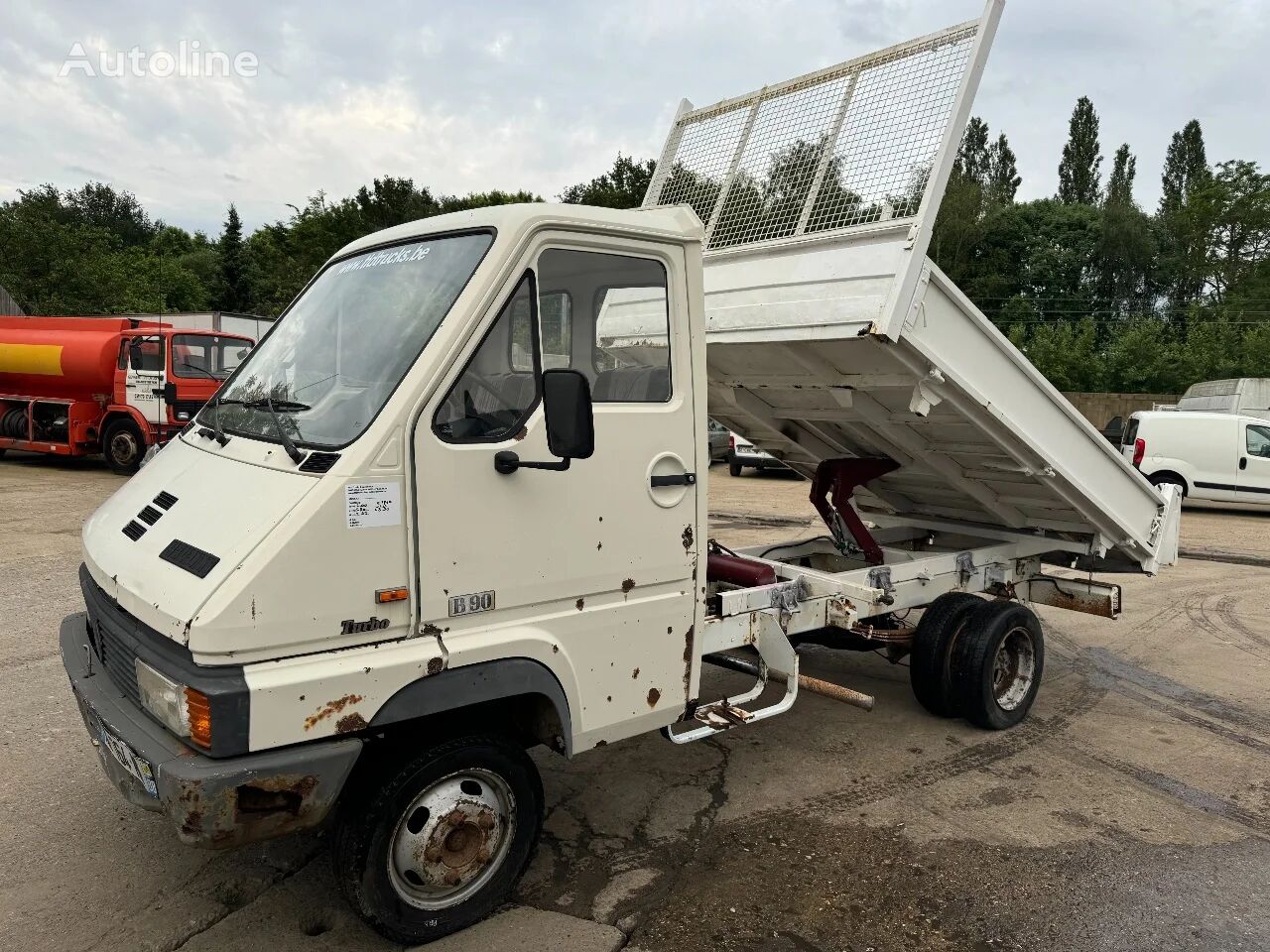 شاحنة قلابة < 3.5طن Renault B90 **BENNE-TIPPER**