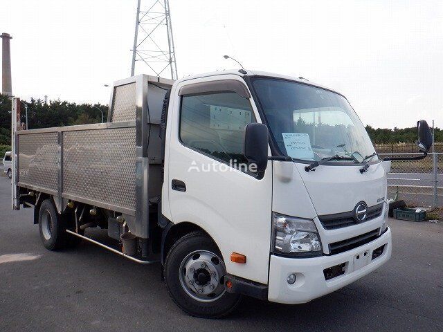 Hino DUTRO kamion s ravnom platformom < 3.5t