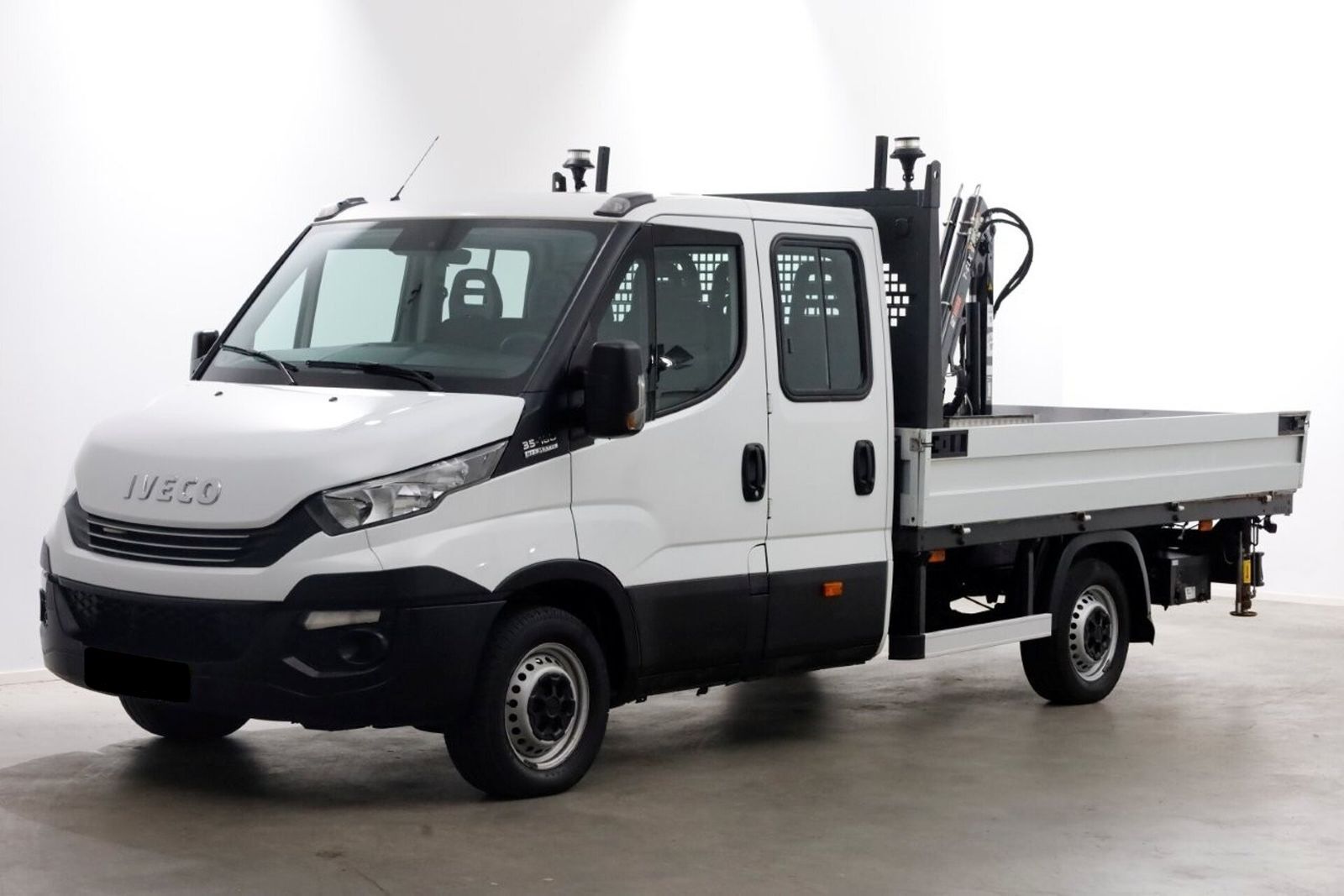 бортовой грузовик < 3.5т IVECO Daily 35S18 Doka flatbed + crane HIAB T-CLX 013