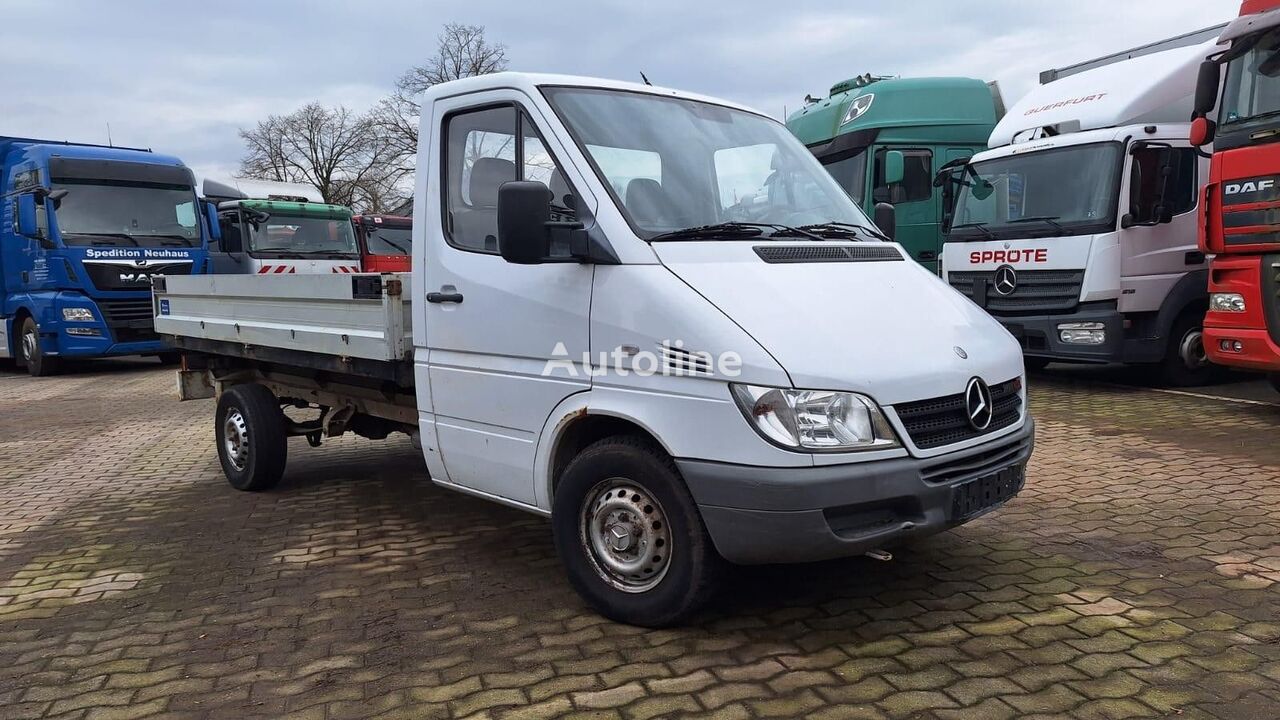 Mercedes-Benz 208 D Pritsche AHK camión caja abierta < 3.5t