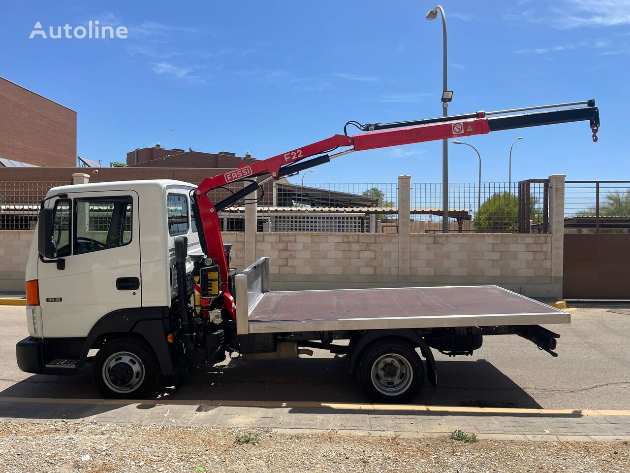 Nissan ATLEON 35.15 GRUA camión caja abierta < 3.5t