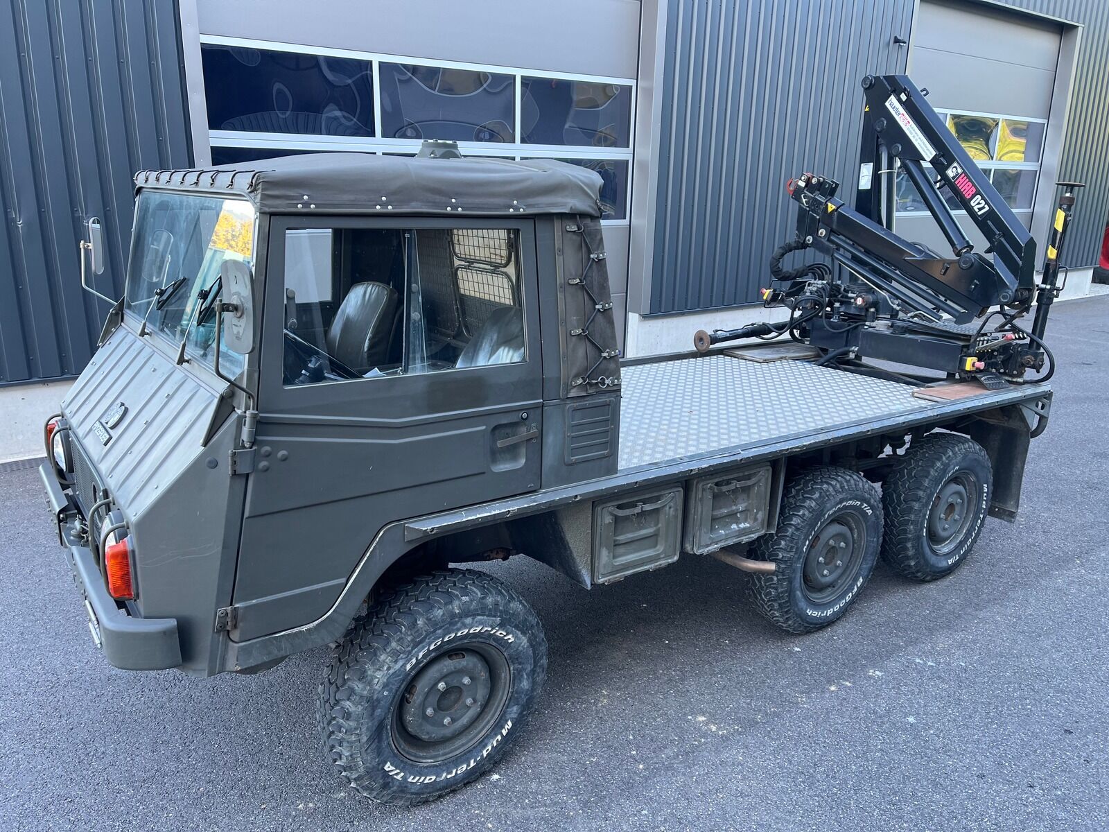 Steyr STEYR-PUCH Pinzgauer  Platform + crane Hiab 027 6x6 camión caja abierta < 3.5t