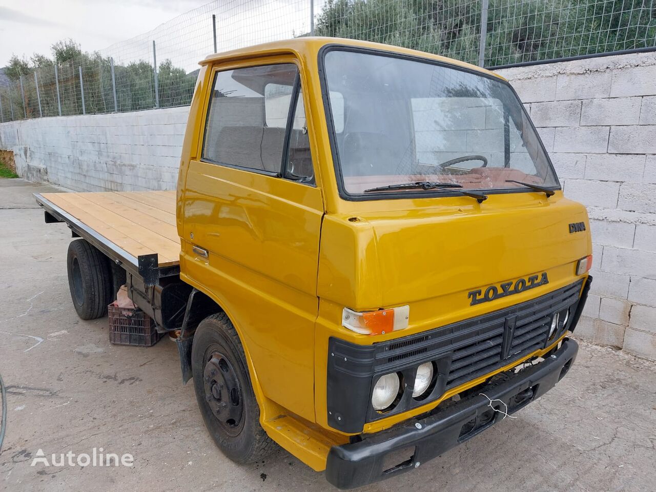 Toyota Dyna 200 flatbed truck < 3.5t