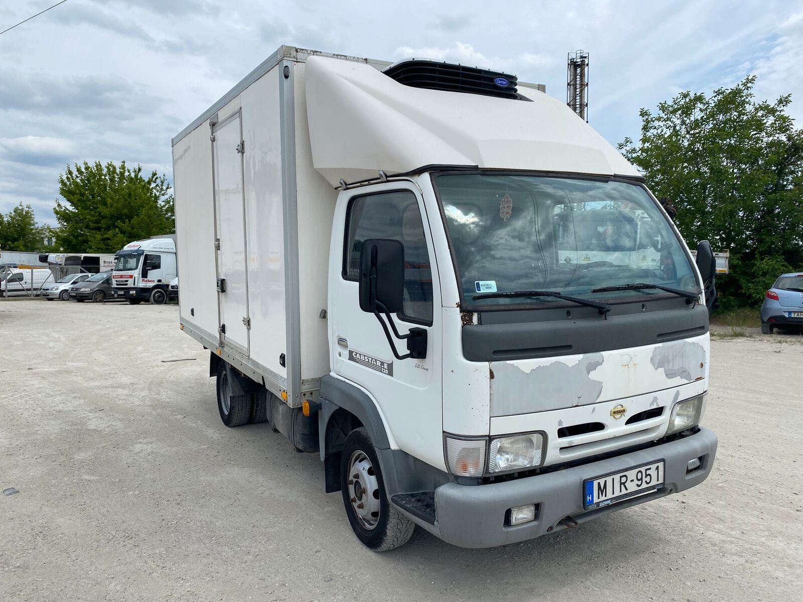 Nissan Cabstar Frigo + meat hook camión frigorífico < 3.5t