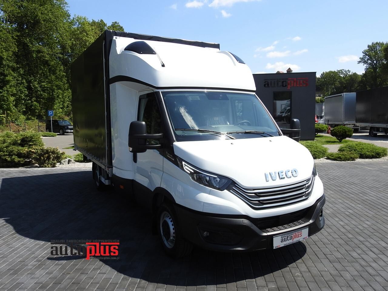 нов камион брезент < 3.5т IVECO DAILY 35S18