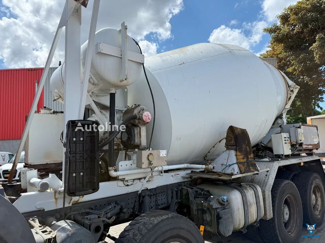 Damaged Liebherr 804 FSL 804 FSL / 8m³ / WATERTANK 500 LITER / POMP NOT INCLUDED  concrete mixer semi-trailer - Autoline