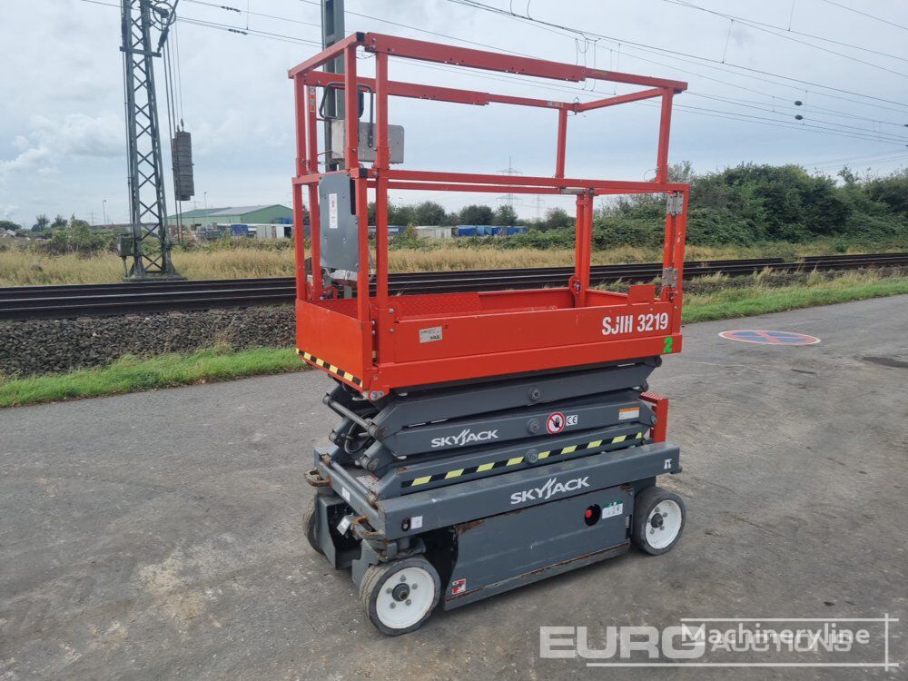 Skyjack SJIII 3219 E articulated boom lift