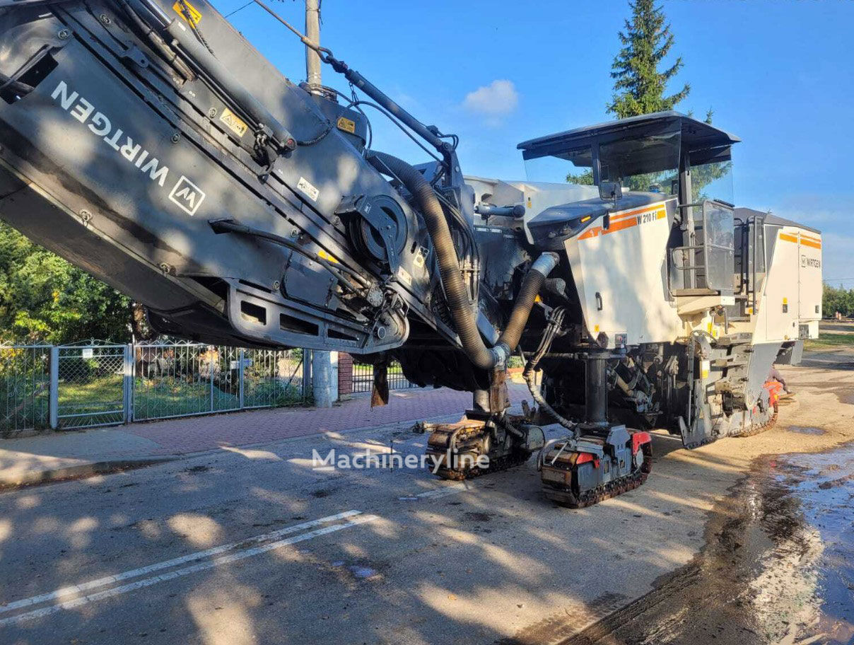 Wirtgen W 210 FI asphalt milling machine