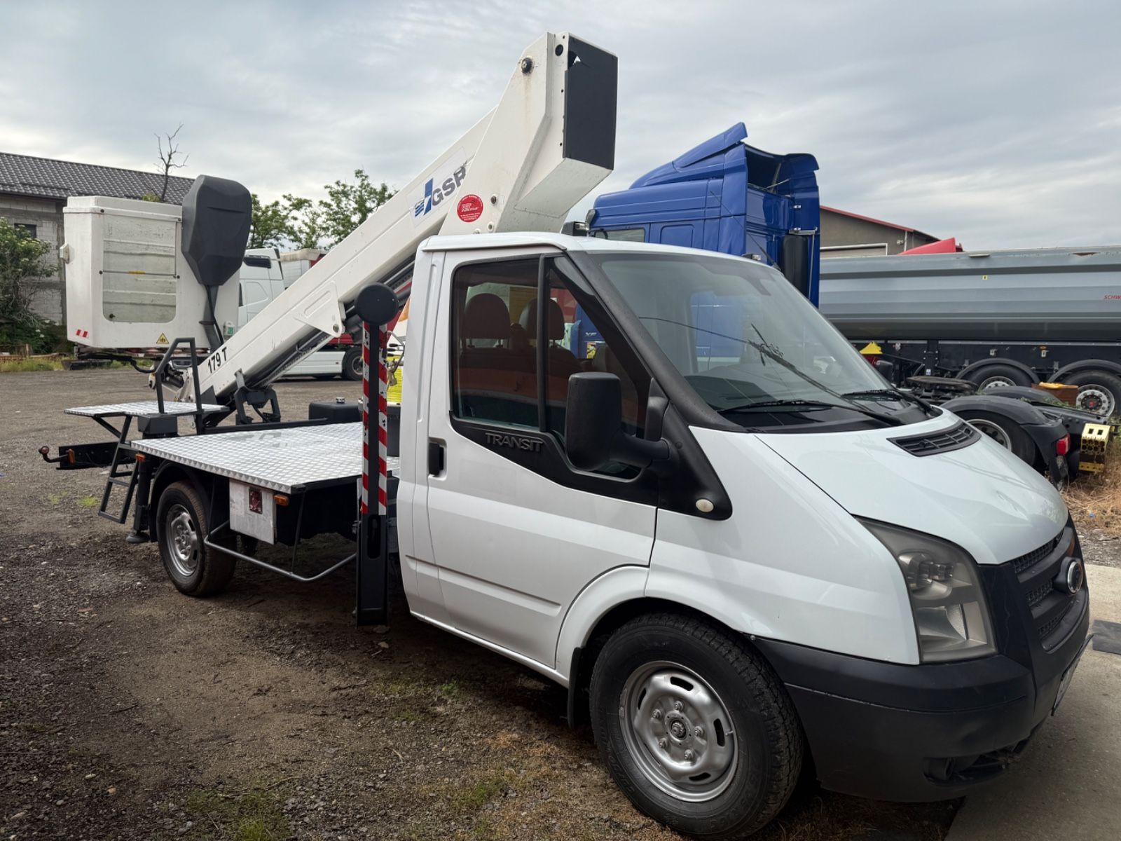Venta de Ford Transit 4x4 GSR 17m Lifting basket plataforma sobre camión | Machineryline UY Ford Transit 4x4 GSR 17m Lifting basket plataforma sobre camión - Machineryline