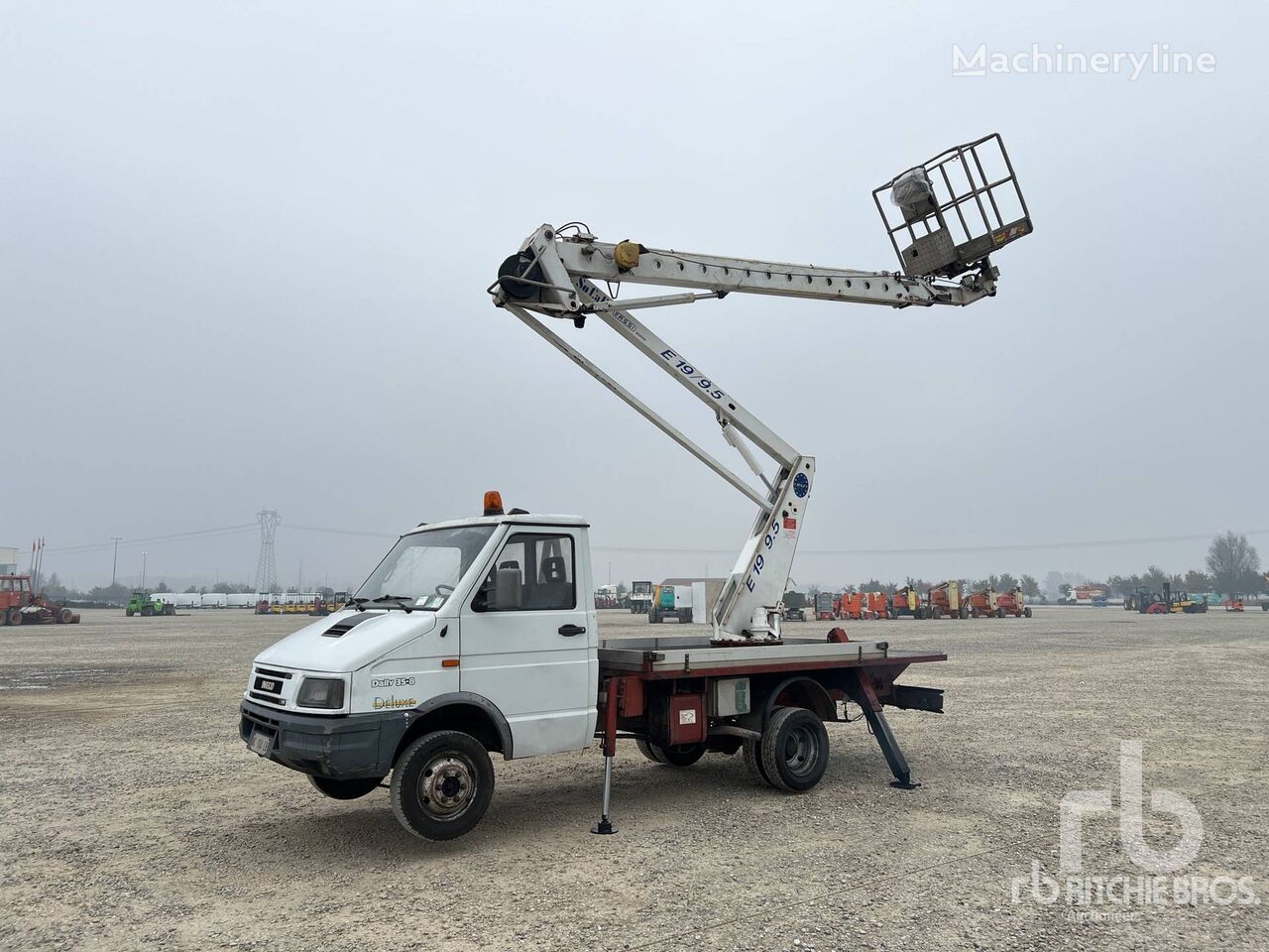 IVECO DAILY 35-8 1995 Socage Fassi E19/9.5 19 m on plataforma sobre camión