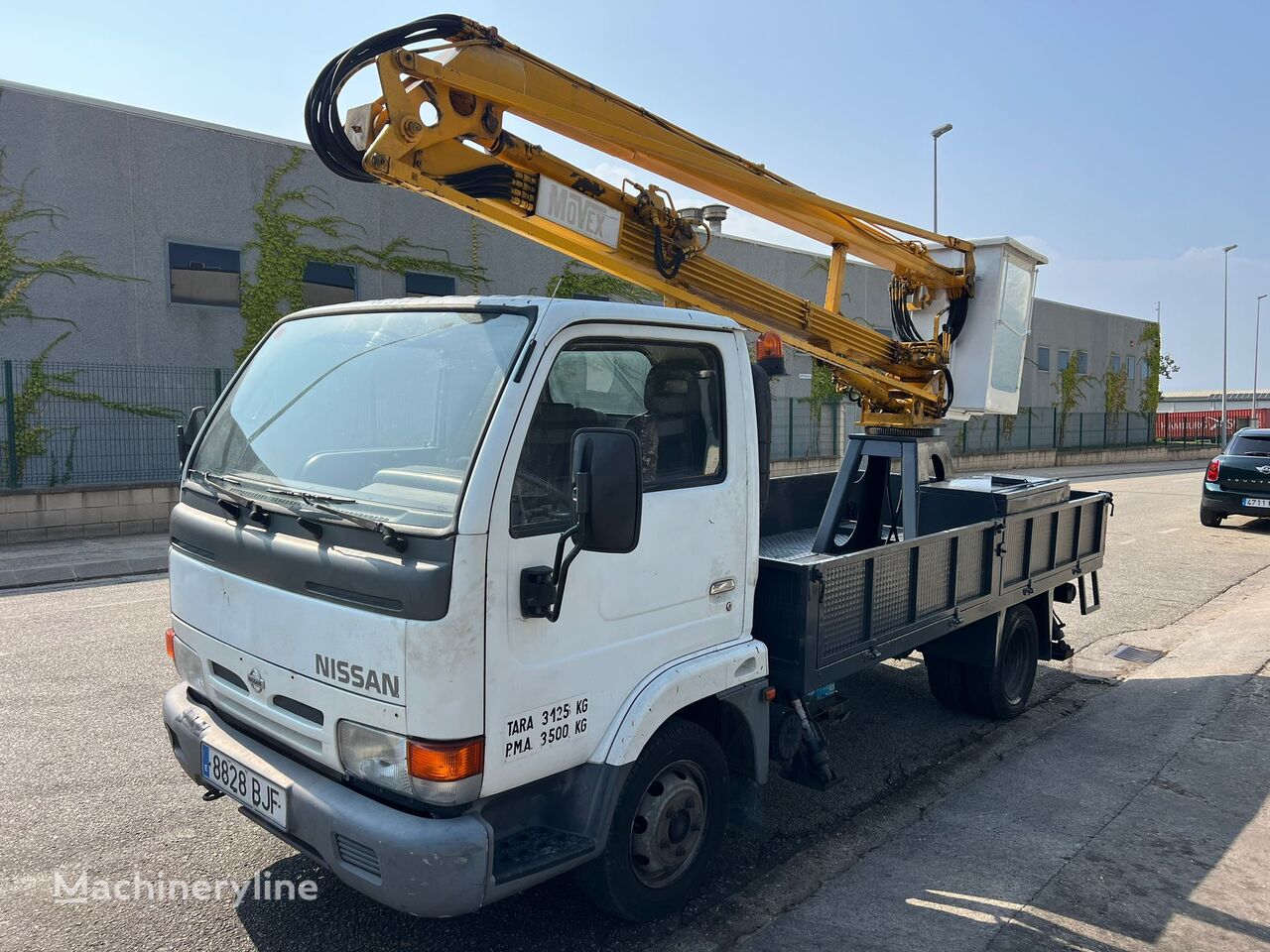 camion nacelle Nissan Cabstar