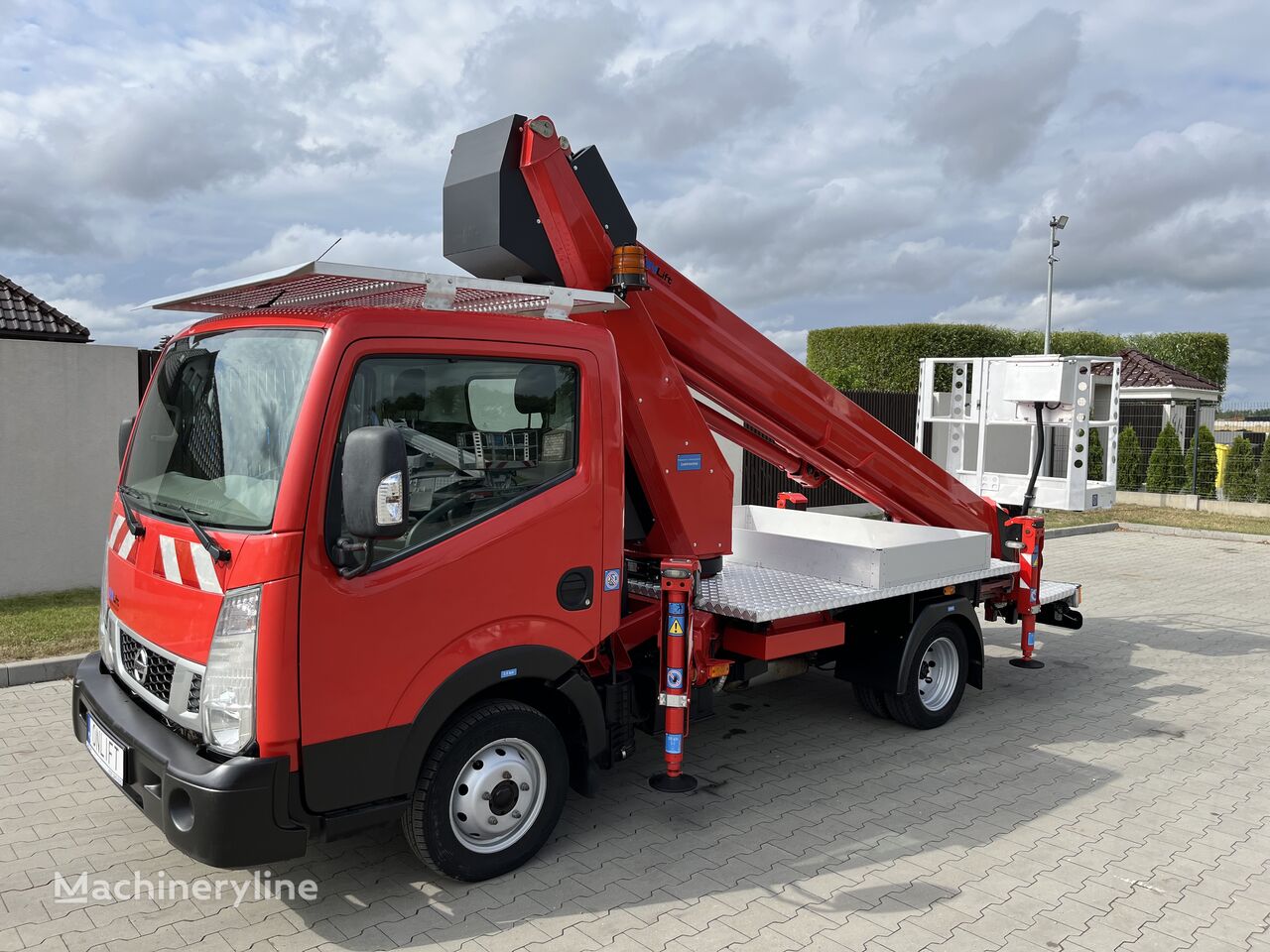 Nissan Cabstar 35.11 plataforma sobre camión