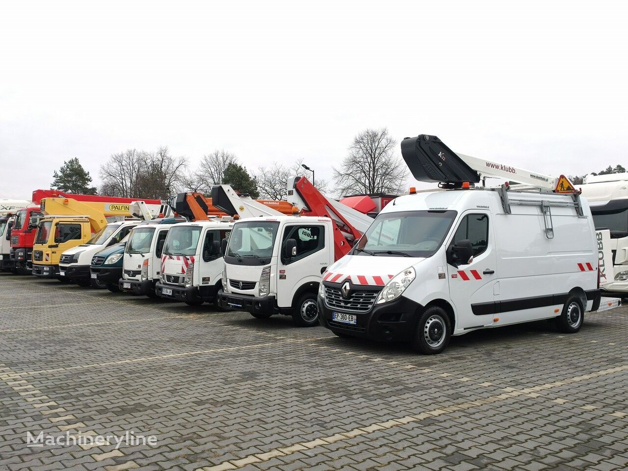 Renault Master plataforma sobre camión