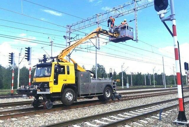 Volvo F 6 RAIL ROAD Platform Schienen TWO WAY plataforma sobre camión