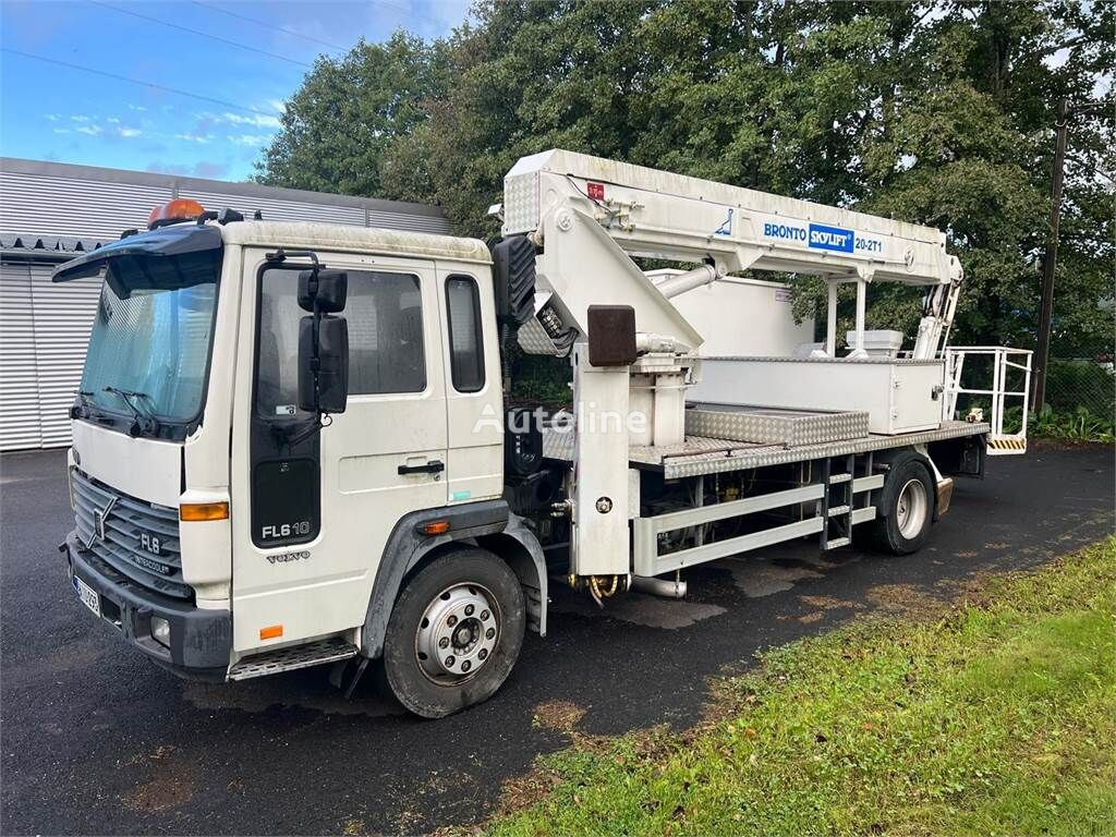 Volvo FL610  plataforma sobre camión