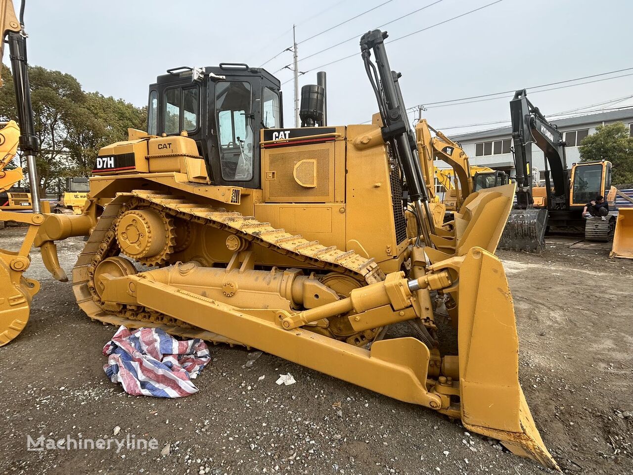 CAT CAT D7H bulldozer