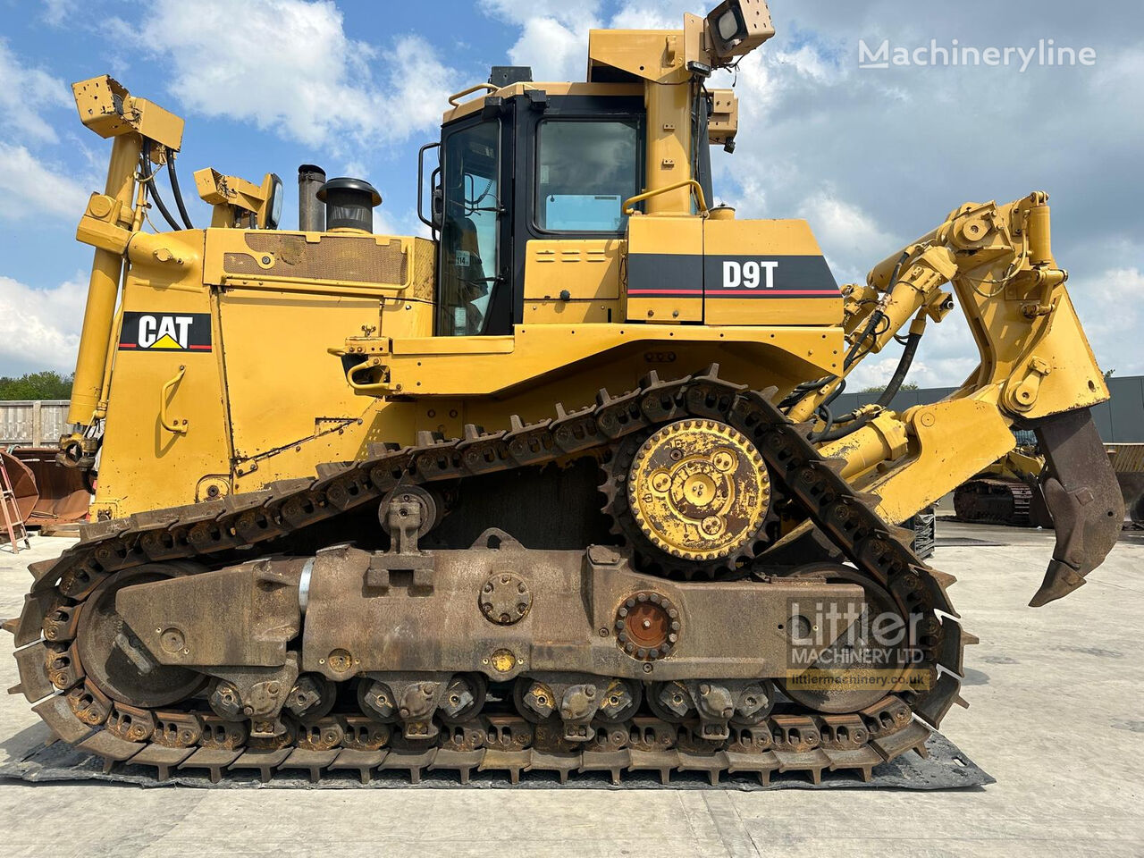 CAT D9T bulldozer