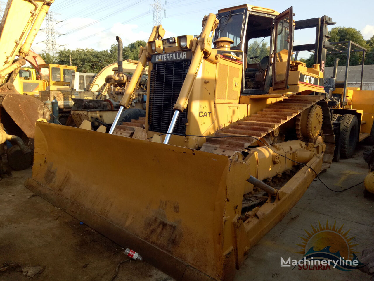 Caterpillar D6H bulldozer