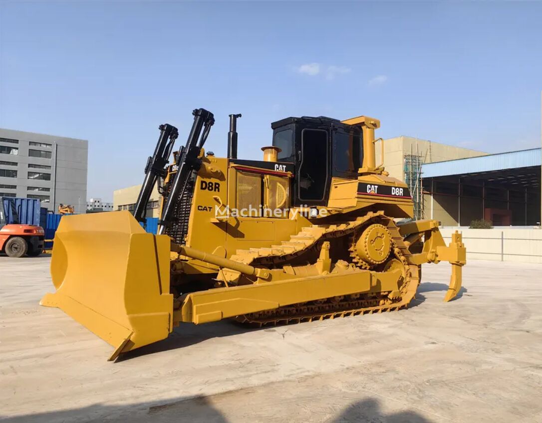 buldooser Caterpillar D8