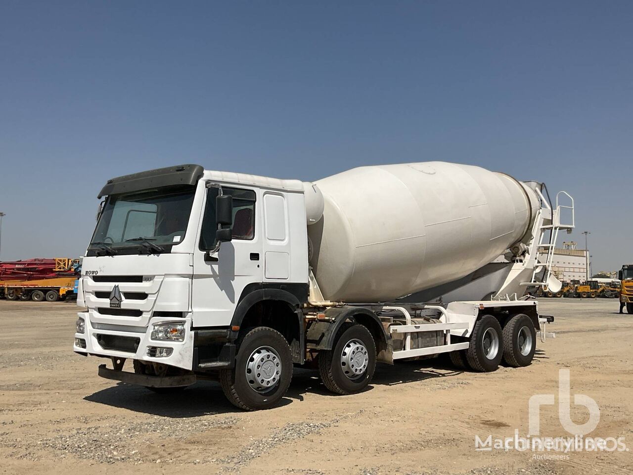 truck pencampur adonan beton Howo CNHTC ZZ1317N3667E1 8x4 Twin-Steer