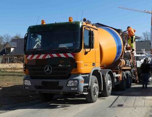 Intermix 10m3 on chassis Mercedes-Benz 3241 8x4 10m3 mixer truck, eps 3pedal, klima, good condition concrete mixer truck