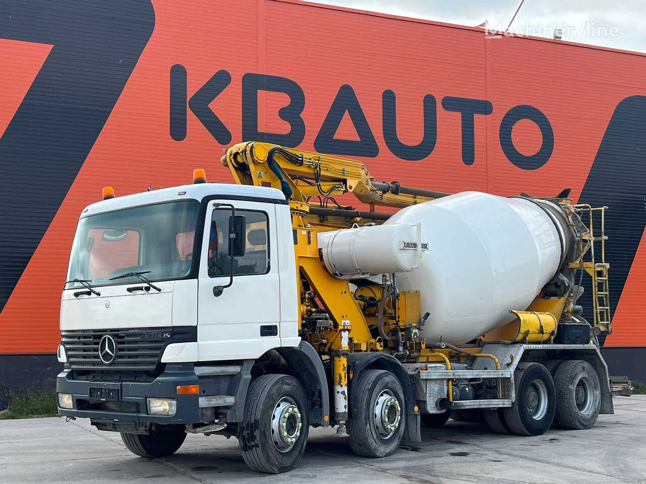 Liebherr  en el chasis Mercedes-Benz Actros 3235  camión hormigonera