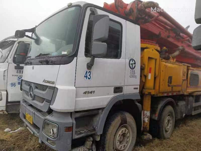 Putzmeister M53  on chassis Mercedes-Benz concrete pump