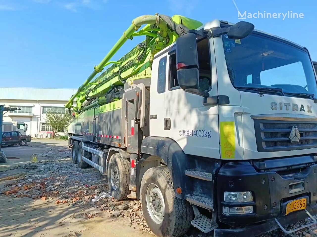 Zoomlion  on chassis Sitrak concrete pump