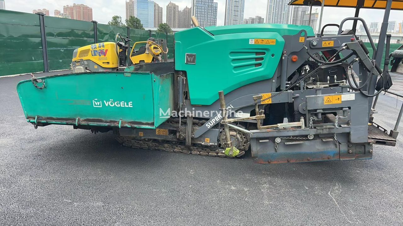 Vögele super 700 crawler asphalt paver