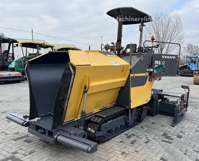 Volvo ABG2820 crawler asphalt paver