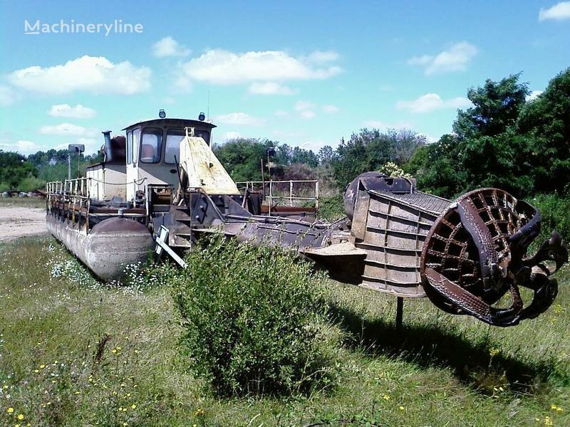 damaged Caterpillar Caterpillar / warmann dredger