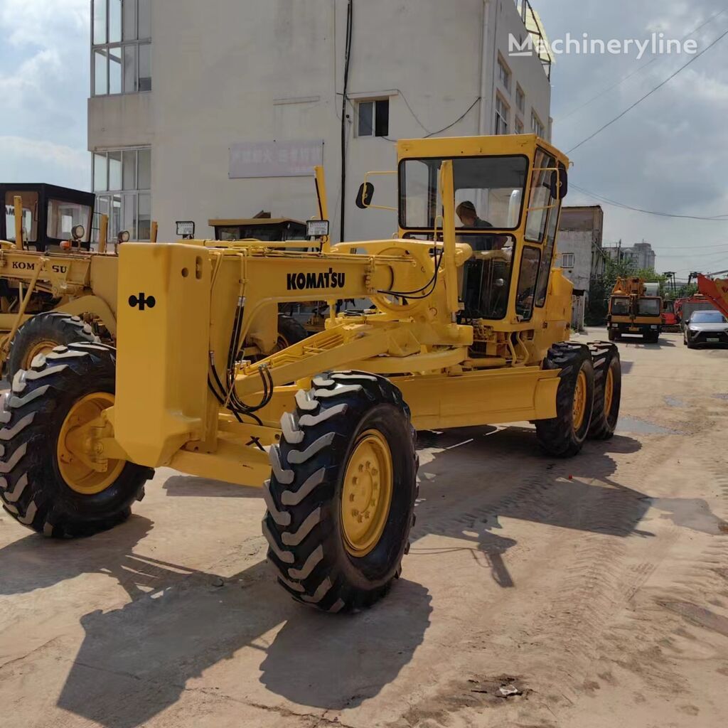 niveleuse Komatsu GD511A