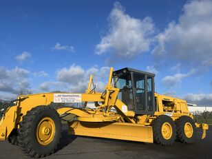 грейдер Komatsu GD530A mit 5-Zahn-Heckaufreisser