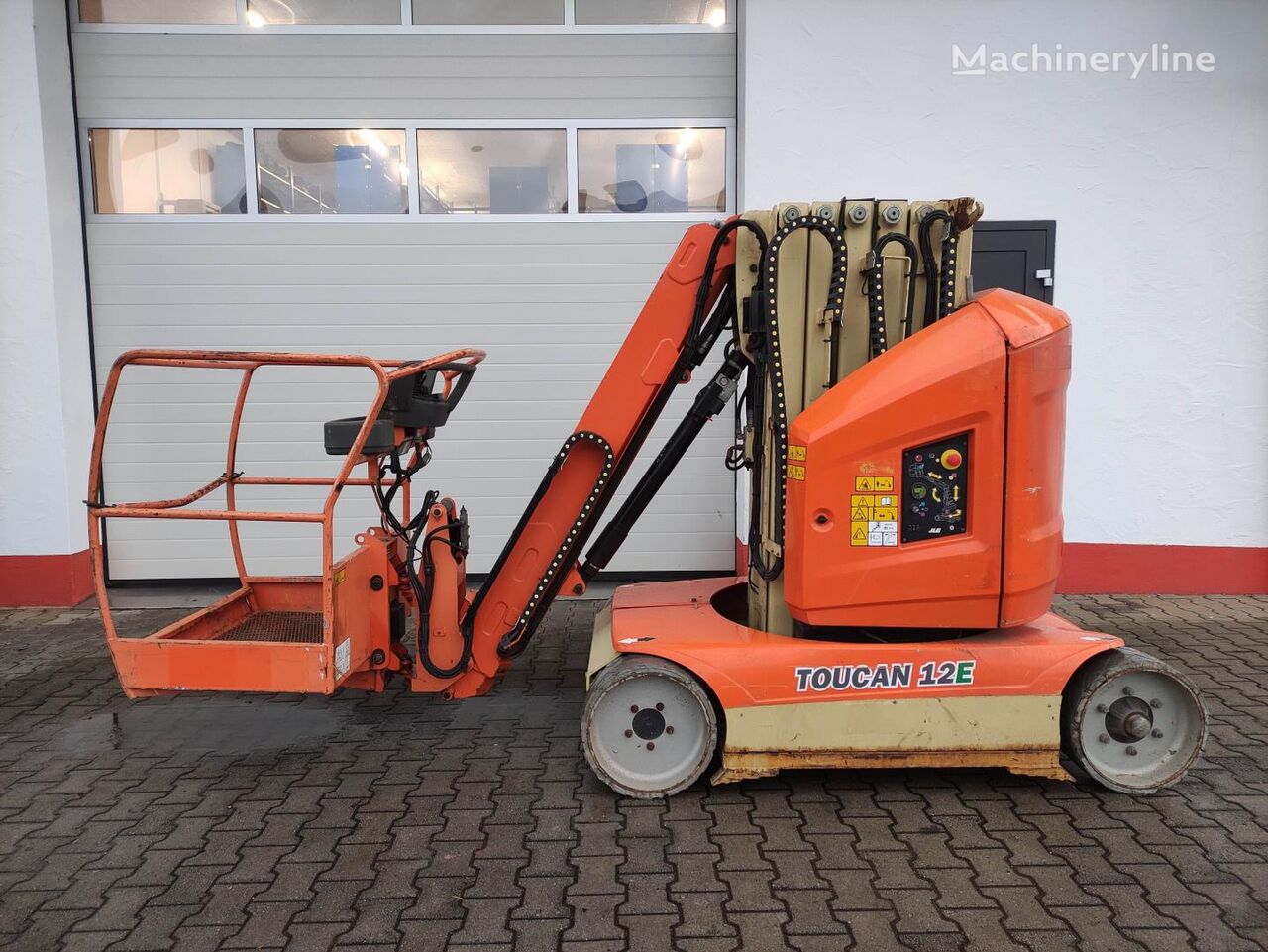 JLG Toucan 12 E mast climbing platform