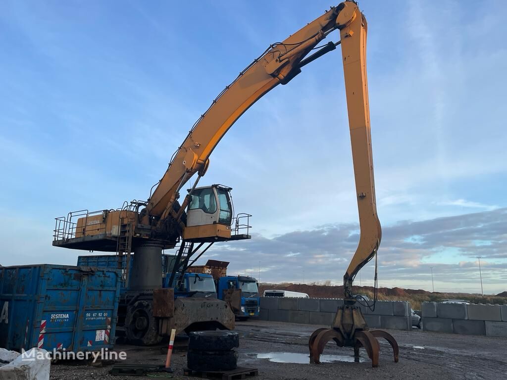 Liebherr 944 C-HD LITRONIC material handler