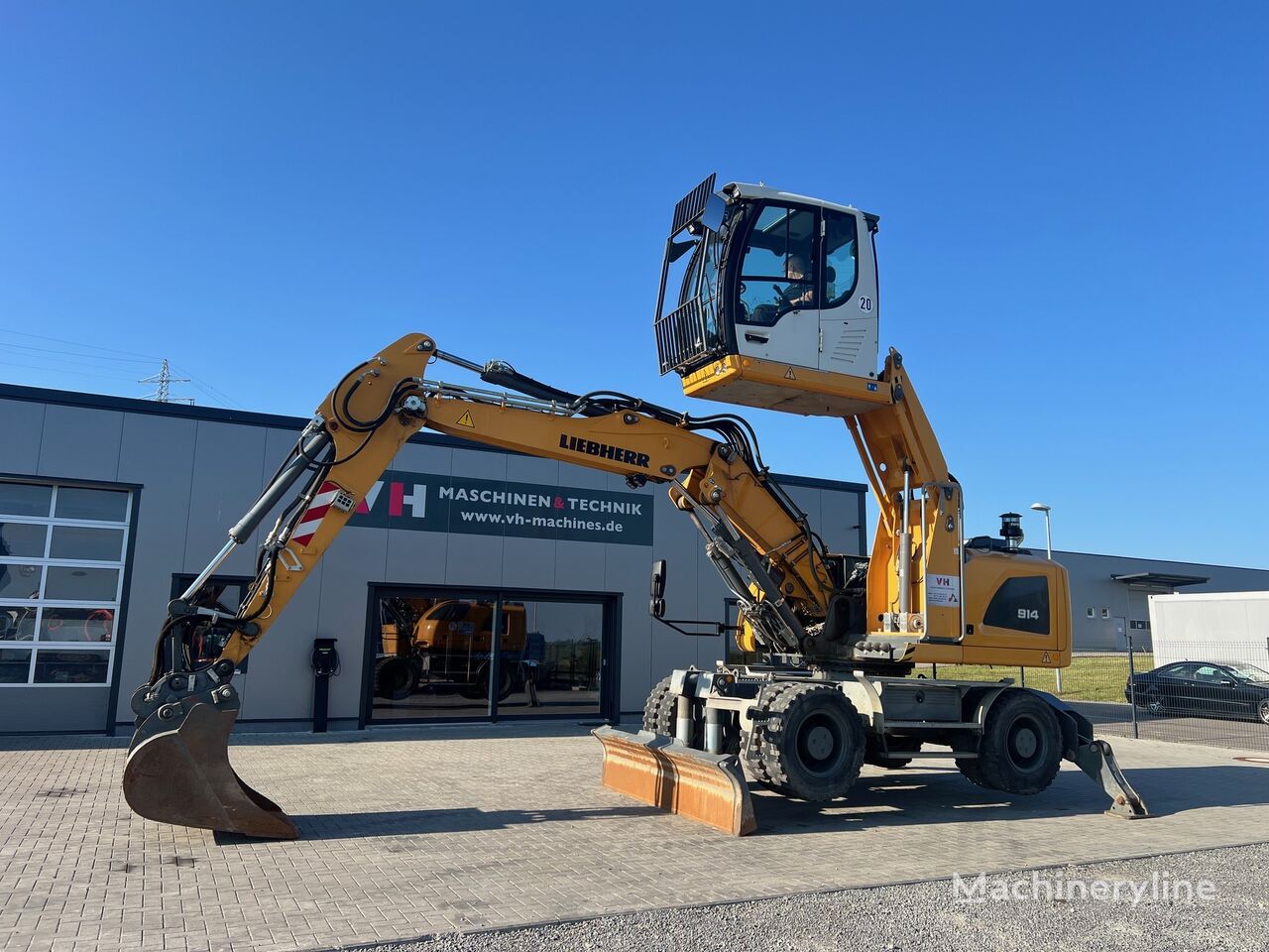 Liebherr A914 (LH18) material handler