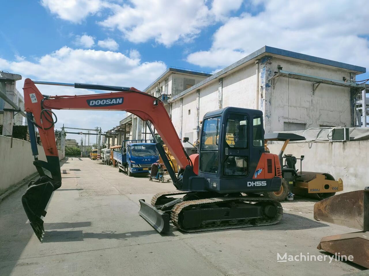 mesin penggali mini Doosan DH55