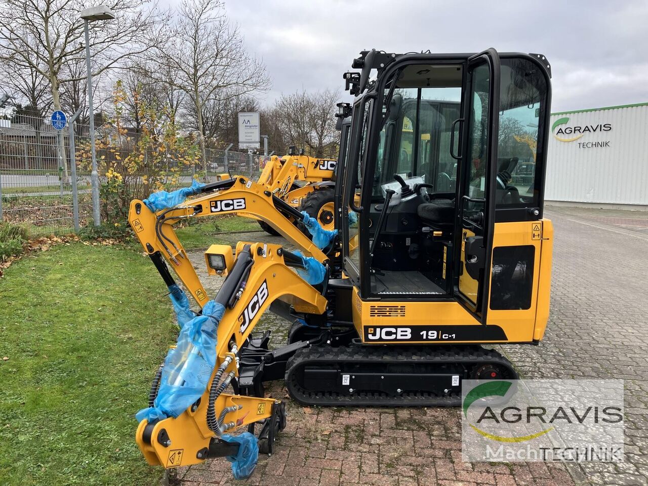 máy đào cỡ nhỏ JCB 19C-1 mới