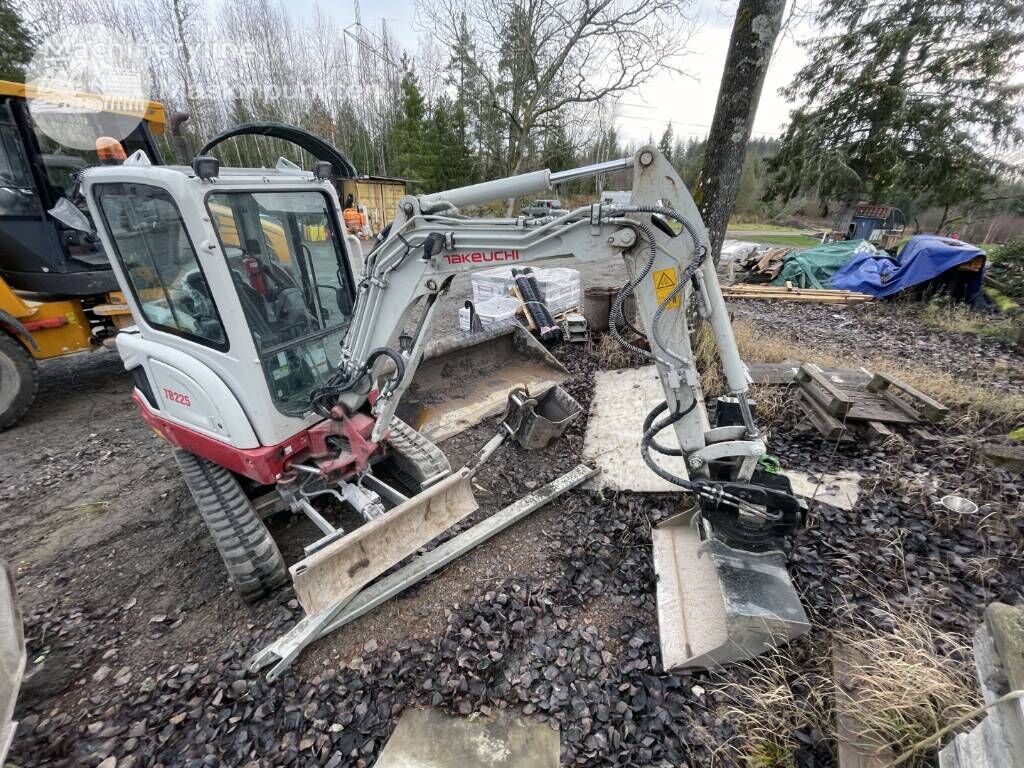 حفارة صغيرة Takeuchi TB 225