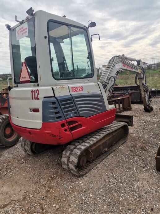 mini-pelle Takeuchi TB 228