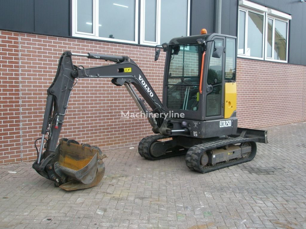 máy đào cỡ nhỏ Volvo ECR25D