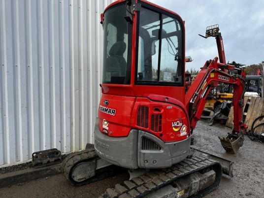 حفارة صغيرة Yanmar VIO25-4 Cabine