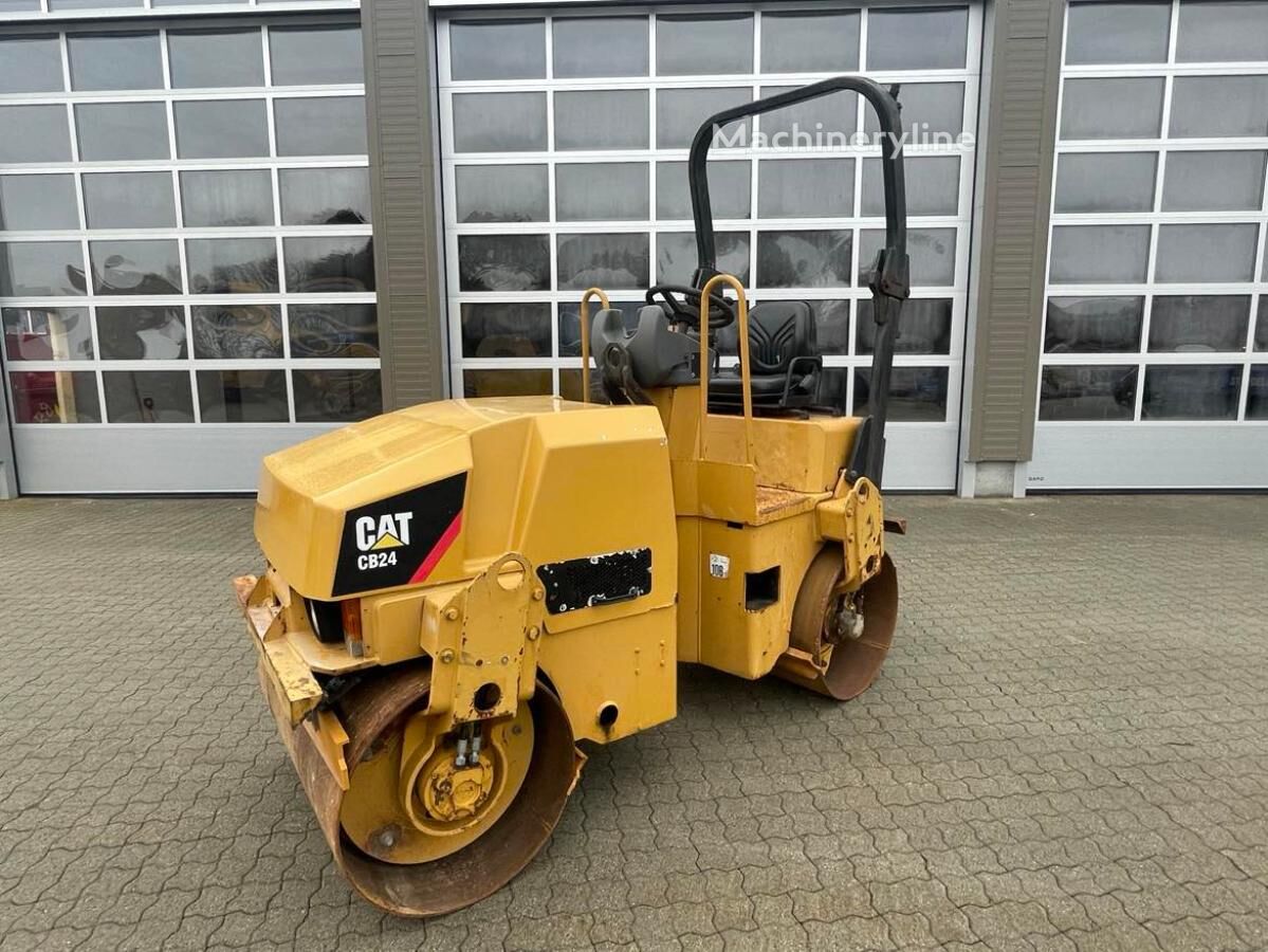 Caterpillar CB24 compactador manual