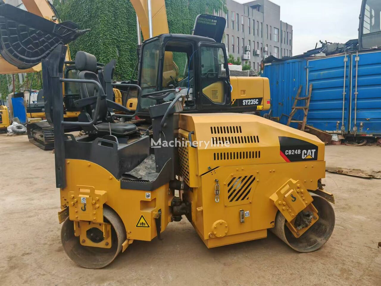 compacteur à main Caterpillar CB24B